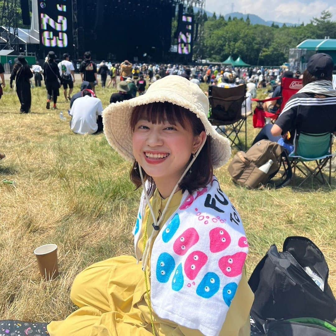 渡辺梨夏子のインスタグラム：「夏のドキドキ。好きな音楽のある場所で、ご機嫌な3日間を過ごしてきました〜🌞またこの場所に戻ってこられて嬉しかったなあ、体力の限界まで楽しみ尽くした気がします🤟✨暫くこの余韻に浸りながら頑張る！  #記憶の記録#週末記録 #夏フェス#フェスめも #フェスコーデ #フジロック#フジロック2023 #fujirock #fujirockfestival」