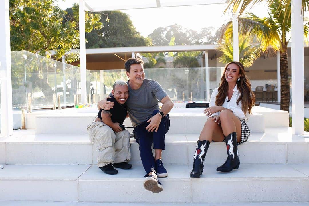 Nicole Bahlsのインスタグラム：「Bom dia flor do dia essa semana recebi o apresentador mais querido do Brasil @rodrigofaro aqui no @canalcasabahls para uma entrevista especial e divertida aí que tudoooo logo logo na @horadofaro e pra completar meus amigos especiais que eu amo @ricoof , tokinho e @gaguinhadeilheus . E teve participação do meu amor @marceloviana ❤️ look @paulozelenka  make @filipe.fiore.  Não percam no ar dia 13/08」