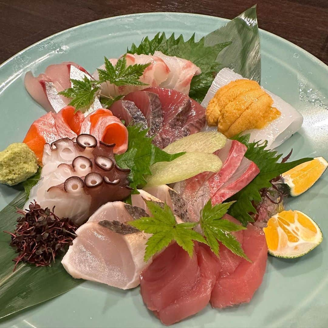 井上公造のインスタグラム：「めっちゃ久しぶりの延岡。魚は美味しいし、さすがのチキン南蛮。さつま揚げもいい感じ。お酒がすすみます！  #宮崎グルメ   #延岡グルメ   #チキン南蛮   #キビナゴの唐揚げ」