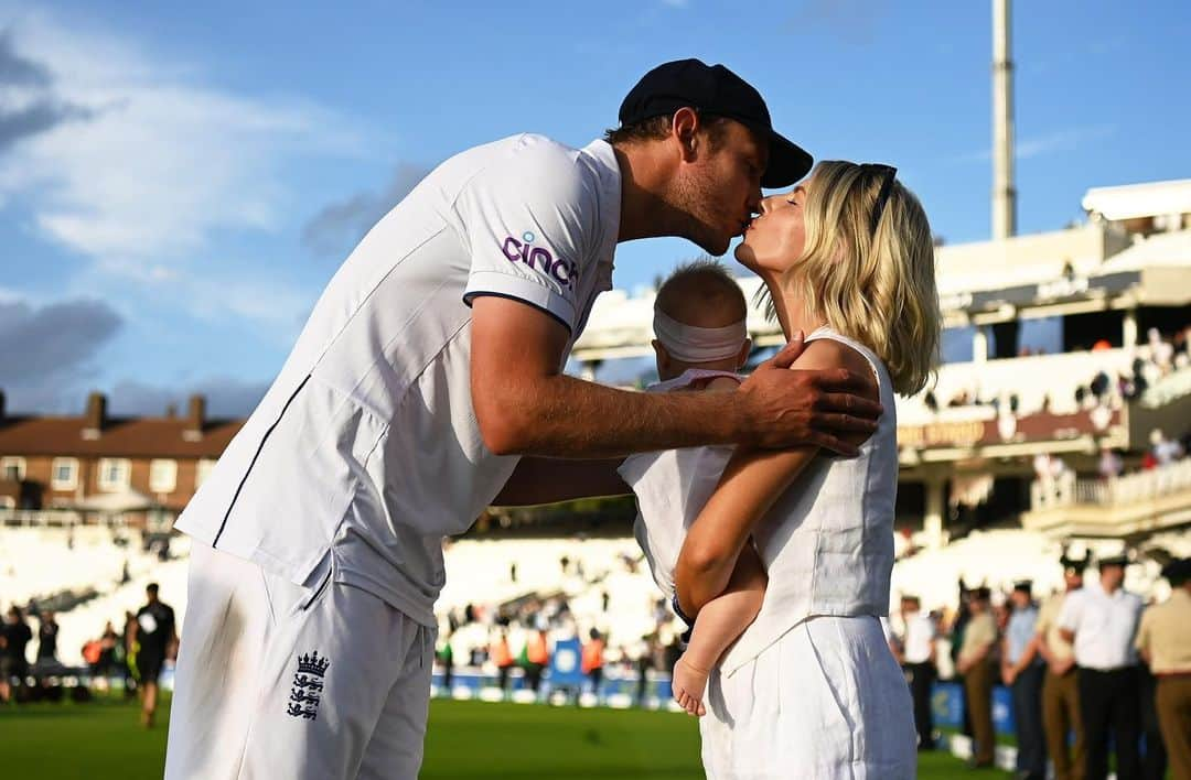 Mollie Kingさんのインスタグラム写真 - (Mollie KingInstagram)「An unbelievable ending to an incredible career! We’re bursting with happiness for you!  📸 Photo 1 - Stu Forster/Getty Images  📸 Photo 2 - Gareth Copley/Getty Images」8月2日 21時17分 - mollieking