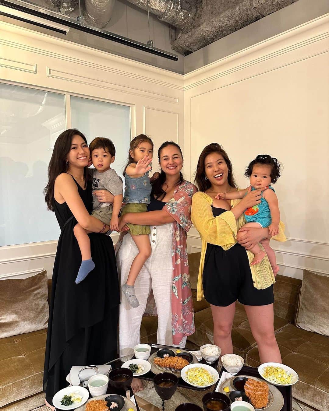 エリナ シルカのインスタグラム：「👵3人やっと集合。 話しても話しても、話し足りない大好きな人達😙❤️ そして本当なら子供がこの倍はいるはず。笑」