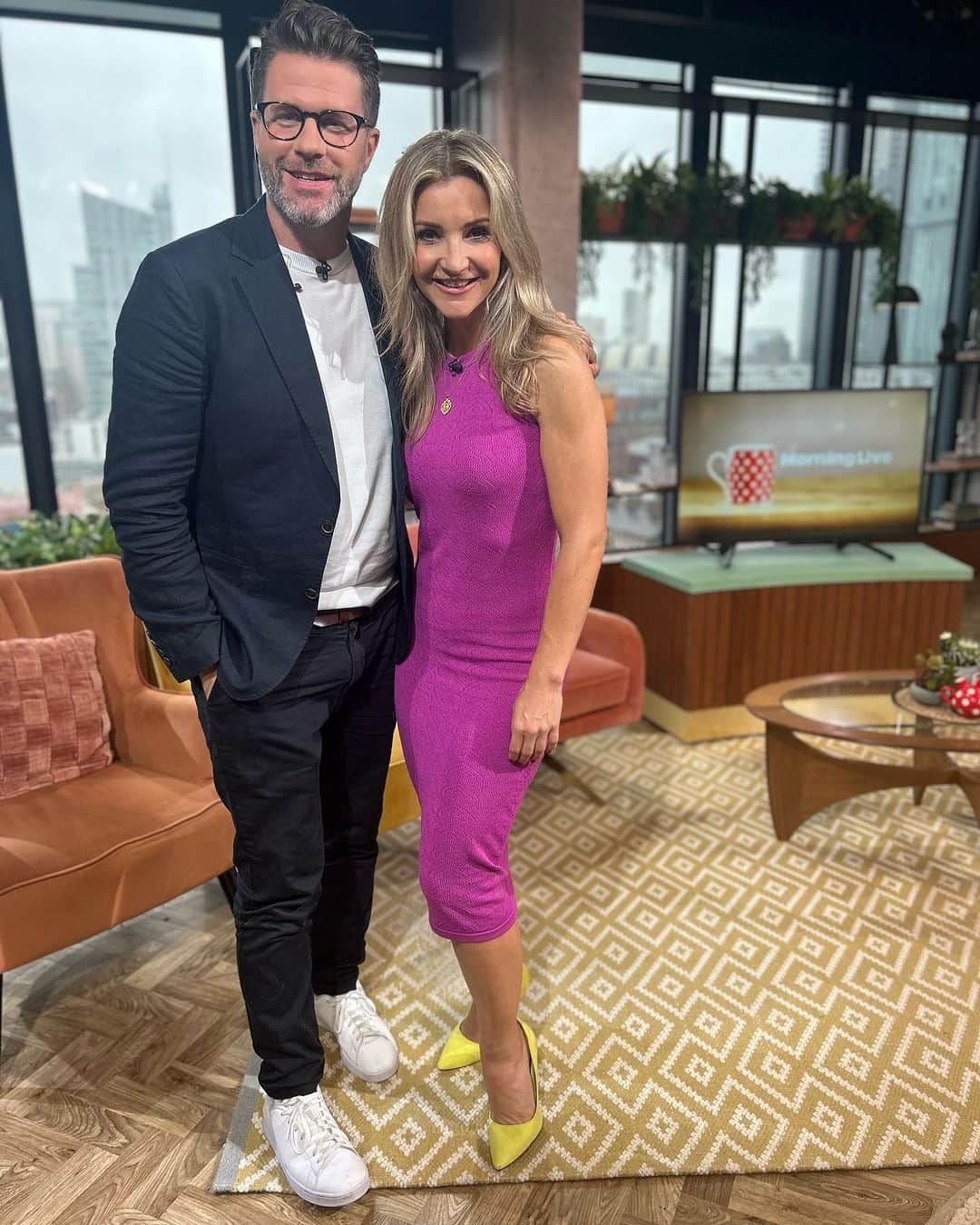 ヘレン・スケルトンさんのインスタグラム写真 - (ヘレン・スケルトンInstagram)「Thanks for letting me join in @bbcmorninglive  …. Been a treat to share some mornings with you. Holiday mode activated….. Shout out to grand parents making it all poss… work hard to play hard 🙌😜. #telly #morninglive #morning #thejuggle #schoolholidays」8月2日 21時21分 - helenskelton