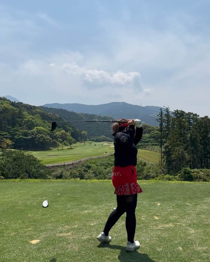 川原由維のインスタグラム：「【雷山GC❤️】  #ゴルフ #golf #ゴルフ女子 #女子プロゴルファー #景色最高 #お天気最高 #ping #tommyhilfiger #jackbunny #eyevol #fhoto #ralphlauren #ralphlaurengolf #footjoy #アルチビオ #デサント#fr2golf #ゴルフレッスン」