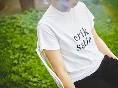 吉木諒祐のインスタグラム：「@debaser_store   debaser "erik satie" Damaged T/S Size: S,M,L,XL Color: white  8.6 sun 12:00〜 on sale.  映画「20th Century Woman」に出てくるアビーが着てるボロボロのlou reedのTシャツの感じが印象的で、そこからインスパイアされて、大好きなerik satieでつくりました。  フロントのプリントはどんどんひび割れていくようにクラックプリント。 そして首元や袖口、裾を中心に程よくダメージ加工を施し、仕上げにウォッシュ・タンブラー加工で、洗うたびに風合いも増すビンテージのような雰囲気のある一着になりました。  ※ダメージや加工は手作業で行っておりますので、デザインに多少の誤差が生じます。  こちらのアイテムはdebaserオンラインストアに加え、下記店舗でもお取り扱いがございます。  渋谷  BOY Fashion & Music (@tommy_okutomi )  池の上 STRANGER (@stranger_used_ )  高崎 THE MODERN AGE (@themodernage_tksk )  photo: @hurry」