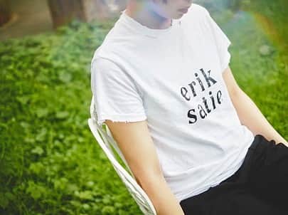 吉木諒祐さんのインスタグラム写真 - (吉木諒祐Instagram)「@debaser_store   debaser "erik satie" Damaged T/S Size: S,M,L,XL Color: white  8.6 sun 12:00〜 on sale.  映画「20th Century Woman」に出てくるアビーが着てるボロボロのlou reedのTシャツの感じが印象的で、そこからインスパイアされて、大好きなerik satieでつくりました。  フロントのプリントはどんどんひび割れていくようにクラックプリント。 そして首元や袖口、裾を中心に程よくダメージ加工を施し、仕上げにウォッシュ・タンブラー加工で、洗うたびに風合いも増すビンテージのような雰囲気のある一着になりました。  ※ダメージや加工は手作業で行っておりますので、デザインに多少の誤差が生じます。  こちらのアイテムはdebaserオンラインストアに加え、下記店舗でもお取り扱いがございます。  渋谷  BOY Fashion & Music (@tommy_okutomi )  池の上 STRANGER (@stranger_used_ )  高崎 THE MODERN AGE (@themodernage_tksk )  photo: @hurry」8月2日 21時22分 - yhoshuah