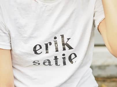 吉木諒祐さんのインスタグラム写真 - (吉木諒祐Instagram)「@debaser_store   debaser "erik satie" Damaged T/S Size: S,M,L,XL Color: white  8.6 sun 12:00〜 on sale.  映画「20th Century Woman」に出てくるアビーが着てるボロボロのlou reedのTシャツの感じが印象的で、そこからインスパイアされて、大好きなerik satieでつくりました。  フロントのプリントはどんどんひび割れていくようにクラックプリント。 そして首元や袖口、裾を中心に程よくダメージ加工を施し、仕上げにウォッシュ・タンブラー加工で、洗うたびに風合いも増すビンテージのような雰囲気のある一着になりました。  ※ダメージや加工は手作業で行っておりますので、デザインに多少の誤差が生じます。  こちらのアイテムはdebaserオンラインストアに加え、下記店舗でもお取り扱いがございます。  渋谷  BOY Fashion & Music (@tommy_okutomi )  池の上 STRANGER (@stranger_used_ )  高崎 THE MODERN AGE (@themodernage_tksk )  photo: @hurry」8月2日 21時22分 - yhoshuah