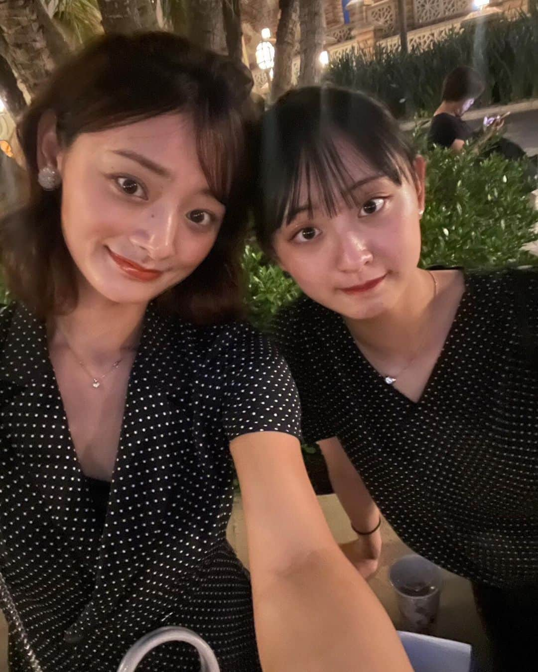 内田美麗（麗奈ゆう）さんのインスタグラム写真 - (内田美麗（麗奈ゆう）Instagram)「妹が高校生最後の夏休みなので サプライズでディズニーシーへ連れて行きました🩵  お昼過ぎに待ち合わせしたんだけど豪雨でテンションだだ下がり、、、笑  まずはお茶して、その後新大久保でモッパン食べました！🍗🧀  若い子達で賑わっていたよ笑  食べ終わって韓国プリクラを撮ったよ❣️ ナチュラルに撮れて良かった笑  あっという間に4時過ぎてて 5時からディズニーなのに、、、笑  妹には葛西臨海公園でフェスやってるから行くよって嘘をついて向かってたのね、 それで葛西臨海公園駅着いて 一応席から立って車内歩いて閉まるまで時間稼ぎしてたのね で、振り返ったら妹がいなくてホーム側見たら電車から降りてて笑  お互い〝え？〟みたいな笑 なんで降りてんの？ なんで降りてないの？ みたいな笑  そのまま扉閉まってさよなら〜って笑  無事に合流して、用意してきたディズニーコーデに着替えてもらい 楽しく満喫しました🤣🩷  私は明日から舞台稽古頑張るぞーっ！！！！  #夏休み#ディズニー#東京ディズニーシー#tokyodisneysea #姉妹#ディズニーコーデ」8月2日 21時23分 - miretan29