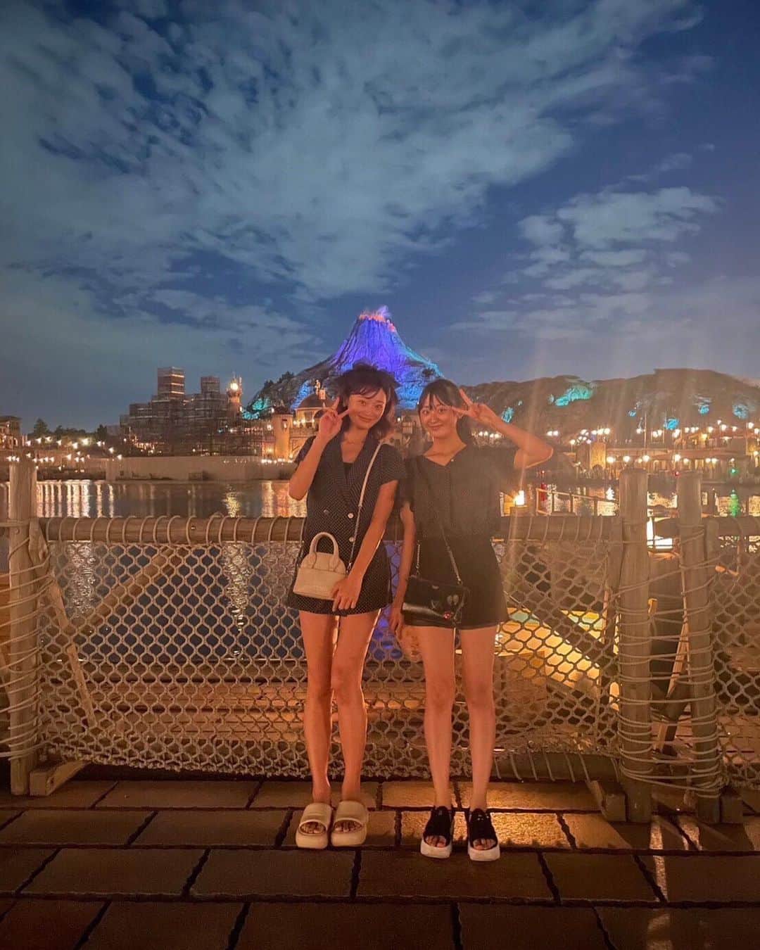 内田美麗（麗奈ゆう）のインスタグラム：「妹が高校生最後の夏休みなので サプライズでディズニーシーへ連れて行きました🩵  お昼過ぎに待ち合わせしたんだけど豪雨でテンションだだ下がり、、、笑  まずはお茶して、その後新大久保でモッパン食べました！🍗🧀  若い子達で賑わっていたよ笑  食べ終わって韓国プリクラを撮ったよ❣️ ナチュラルに撮れて良かった笑  あっという間に4時過ぎてて 5時からディズニーなのに、、、笑  妹には葛西臨海公園でフェスやってるから行くよって嘘をついて向かってたのね、 それで葛西臨海公園駅着いて 一応席から立って車内歩いて閉まるまで時間稼ぎしてたのね で、振り返ったら妹がいなくてホーム側見たら電車から降りてて笑  お互い〝え？〟みたいな笑 なんで降りてんの？ なんで降りてないの？ みたいな笑  そのまま扉閉まってさよなら〜って笑  無事に合流して、用意してきたディズニーコーデに着替えてもらい 楽しく満喫しました🤣🩷  私は明日から舞台稽古頑張るぞーっ！！！！  #夏休み#ディズニー#東京ディズニーシー#tokyodisneysea #姉妹#ディズニーコーデ」