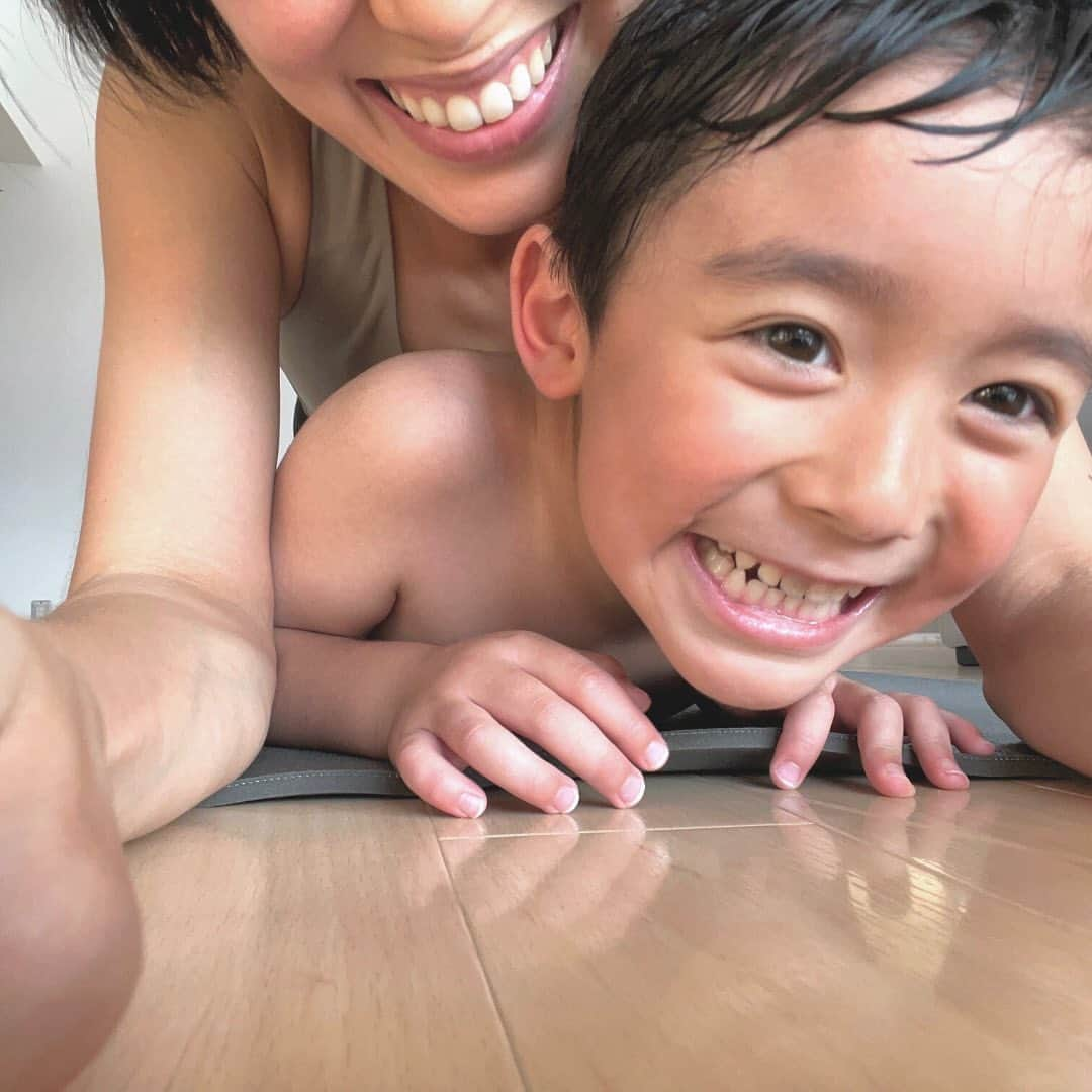 吉川めいさんのインスタグラム写真 - (吉川めいInstagram)「My kids are growing up too fast and I’m gonna miss little people intruding upon my yoga practice 🥹🩷  子どもたちの成長が早すぎると感じる今日この頃。もうちょっとしたらもうヨガの練習をジャマしてくれなくなっちゃうの… さみしいな💕  #ヨガライフ　#yogaeveryday #yogaeveryblessedday #yogapractice #ヨガプラクティス　#ヨガインストラクター　#子育て　#子育て日記 #子育てママ　#笑顔　#スマイル　#smile #tokyo #tokyolife #tokyolifestyle #ヨガ　#自主練　#自主練習」8月2日 21時34分 - maeyoshikawa