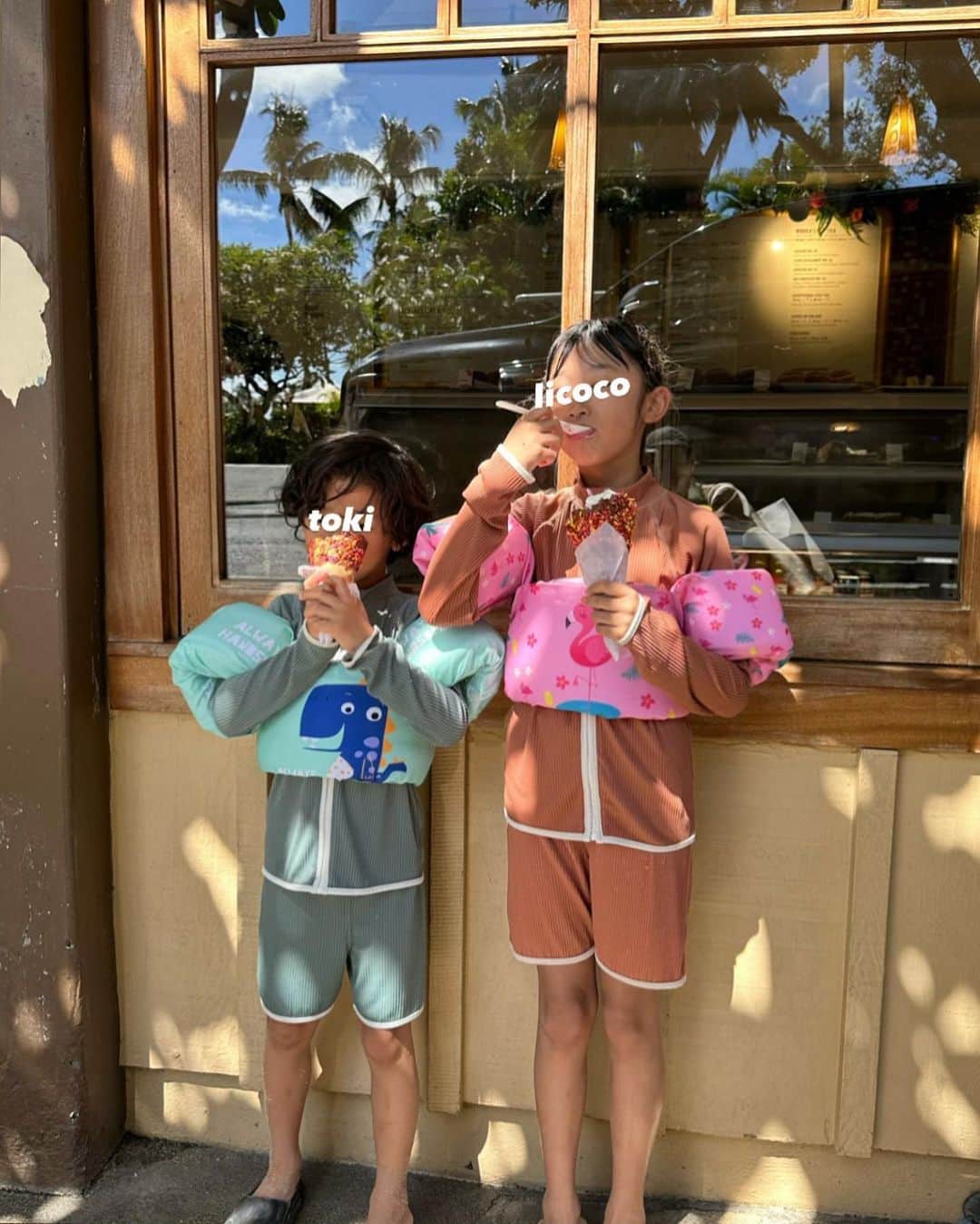 松本恵奈さんのインスタグラム写真 - (松本恵奈Instagram)「海で泳いだ後はアイスクリーム屋さんへ🍨遊んで食べての繰り返しです。笑 ハワイに来ると毎回ここのアイスクリーム屋さんで同じポーズで写真を撮っているのでいつの間にか私たちの思い出の場所になっています😊 とおきは毎年、口の周りがチョコだらけです。身体は大きくなってるけどそこは変わってないな😂 今年は家族写真も撮ってもらいました♡ #hawaii #summervacation #夏休み」8月2日 21時34分 - ena1123