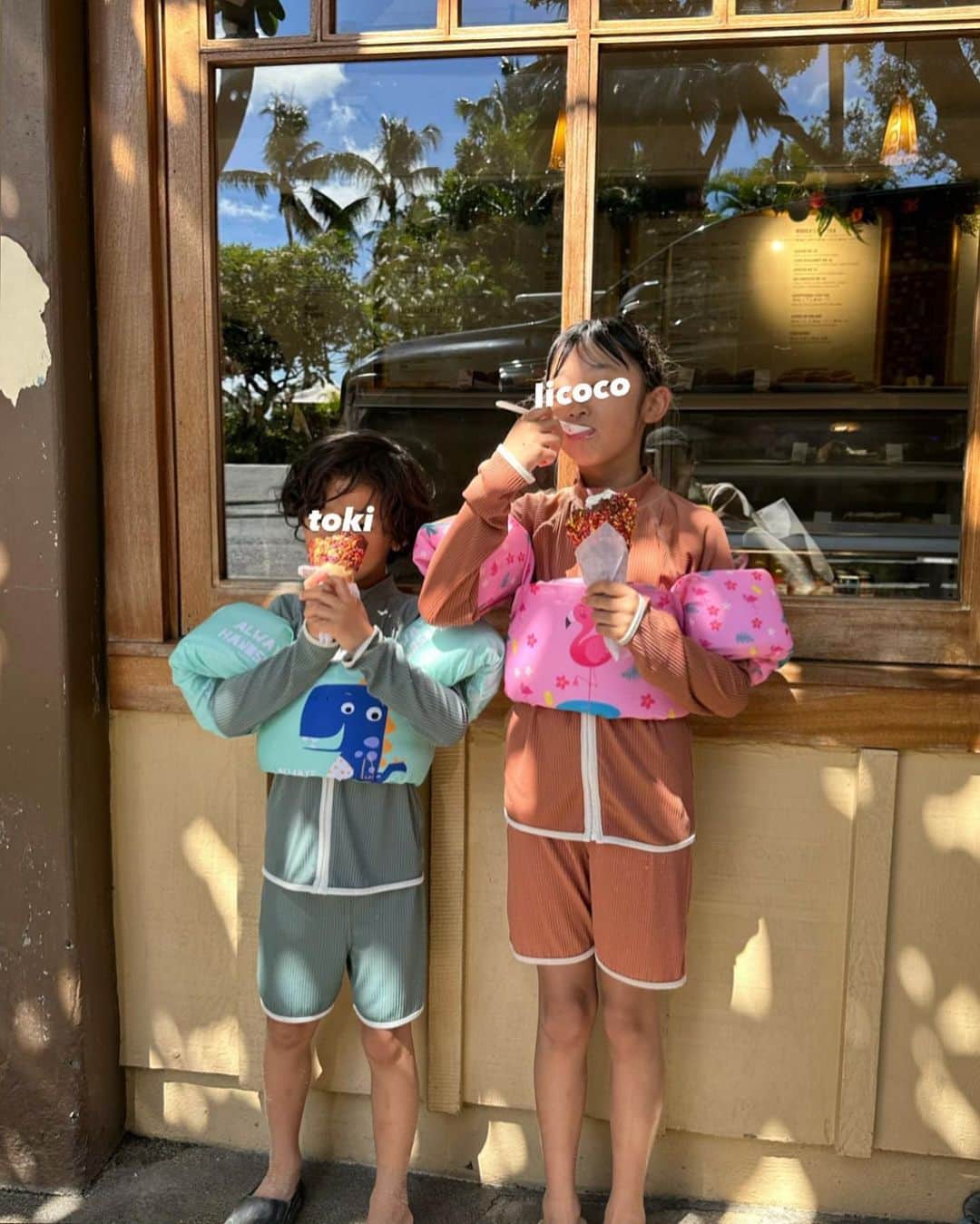 松本恵奈のインスタグラム：「海で泳いだ後はアイスクリーム屋さんへ🍨遊んで食べての繰り返しです。笑 ハワイに来ると毎回ここのアイスクリーム屋さんで同じポーズで写真を撮っているのでいつの間にか私たちの思い出の場所になっています😊 とおきは毎年、口の周りがチョコだらけです。身体は大きくなってるけどそこは変わってないな😂 今年は家族写真も撮ってもらいました♡ #hawaii #summervacation #夏休み」