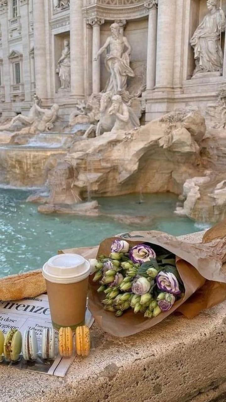 KaThE ArOcAのインスタグラム：「Es la quinta vez que vengo a pedir mi deseo a la Fontana Di Trevi, porque no se si es la energía que le pongo, pero siempre se me cumplen 🙌🏻 Aunque esta vez quiero mostrarles la realidad que vives aquí,  porque no siempre lo que ves en Instagram es una realidad… 🙃  #fontanaditrevi #roma #dream #mylifestyle #happylife」