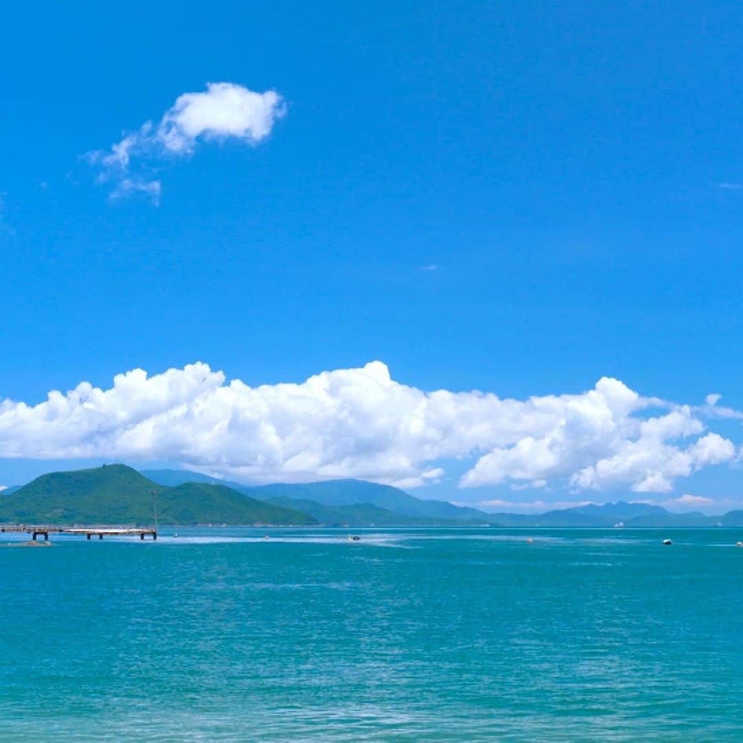 フジテレビ「空旅をあなたへ」さんのインスタグラム写真 - (フジテレビ「空旅をあなたへ」Instagram)「今週木曜日22:54〜の「空旅をあなたへ」は、 世界的ダンスグループ、 s**t kingzの NOPPOが巡る香川県直島✈️🏝️  瀬戸内海に浮かぶ７００以上の島の一つ直島✨  島内には芸術作品が点在しアートの島と呼ばれています😌❤️  直島に訪れてみたかったという、NOPPOさん🥹 数々のアート作品に興味津々でした🎨  天気にも恵まれ、 壮大な海にも感動🥺  旅と音楽のマリアージュ。 アートに包まれる直島の空旅が始まります👏🧜  是非ご覧ください！  #シットキングス さん #stkgz  #noppo さん #香川県  #直島 #空旅をあなたへ #soratabi #撮影 #撮影オフショット」8月2日 21時26分 - soratabi_fuji
