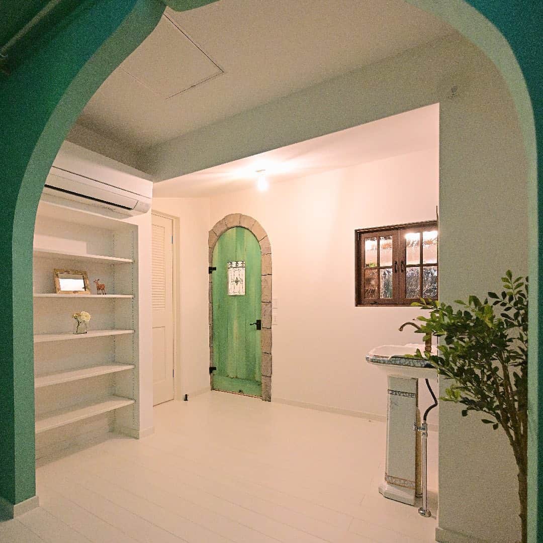 エコーアートさんのインスタグラム写真 - (エコーアートInstagram)「細部にまでこだわったグリーンとホワイトの相性が抜群な寝室インテリア😃 ・ −−−−−−−−−−−−−−−・ ・ ⭐︎施工例をもっとご覧になりたい方はこちらをご覧ください😃⬇️⬇️・ ・ @echo_art___french_style_home  ・ −−−−−−−−−−−−−−−・ ・ #可動棚 #浜松市南区 #ペデスタルシンク #カフェスタイル #コラベル #浜松市 #浜松 #浜松市工務店 #磐田 #袋井 #浜松市注文住宅 #寝室 #磐田市 #寝室インテリア #おしゃれな家 #かわいい家 #造作収納 #アクセントクロス #寝室 #ナチュラルインテリア #グリーンのある生活 #インテリア雑貨 #室内窓 #グリーンのある暮らし #木製建具 #エイジング塗装 #アーチ壁 #カフェ風インテリア #マイホーム計画 #家づくり」8月2日 21時29分 - echo_art___french_style_home