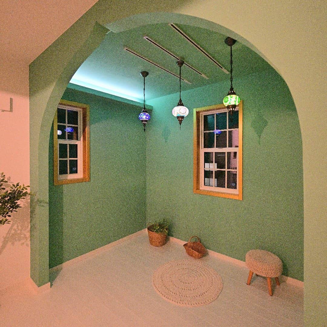 エコーアートさんのインスタグラム写真 - (エコーアートInstagram)「細部にまでこだわったグリーンとホワイトの相性が抜群な寝室インテリア😃 ・ −−−−−−−−−−−−−−−・ ・ ⭐︎施工例をもっとご覧になりたい方はこちらをご覧ください😃⬇️⬇️・ ・ @echo_art___french_style_home  ・ −−−−−−−−−−−−−−−・ ・ #可動棚 #浜松市南区 #ペデスタルシンク #カフェスタイル #コラベル #浜松市 #浜松 #浜松市工務店 #磐田 #袋井 #浜松市注文住宅 #寝室 #磐田市 #寝室インテリア #おしゃれな家 #かわいい家 #造作収納 #アクセントクロス #寝室 #ナチュラルインテリア #グリーンのある生活 #インテリア雑貨 #室内窓 #グリーンのある暮らし #木製建具 #エイジング塗装 #アーチ壁 #カフェ風インテリア #マイホーム計画 #家づくり」8月2日 21時29分 - echo_art___french_style_home