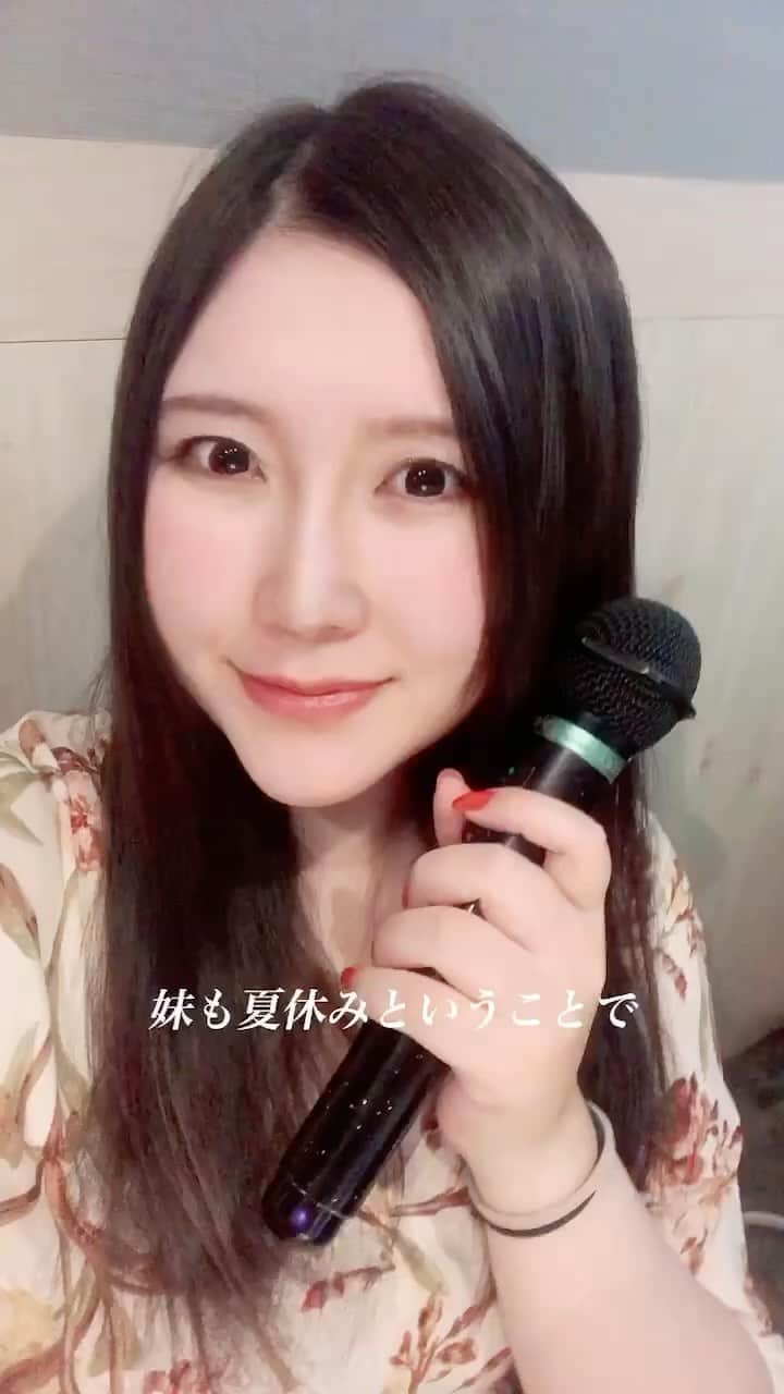 松丘雪那のインスタグラム：「妹に夏休みの思い出の一つとして行きたがっていたカラオケにお母さんと妹と行ってきたよー！ 本当に楽しかったの！妹も楽しんでくれてよかった！点数対決して大騒ぎ🤣 梅ヶ丘にも系列店があるよ！ 15:00までにフリードリンクでご飯がついてくるのすごくないー🥰 DAM AIもあるし、お部屋も広いし楽しめることいっぱい！ フリータイムが朝9時から夜9時っていうのも夏休みのイベント☺️ それから、ポップコーンが本当に美味しいの🤤 . . . . . PR @deep_____forest #ドリンクバー #フリータイム #アイス食べ放題 #フードサービス #カラオケ #淵野辺 #淵野辺バー #淵野辺カラオケ #ポップコーン #カラオケ大好き #クイズ #家族day #夏休みの思い出 #夏休み #姉妹 #サービスがすごい  #駅近」