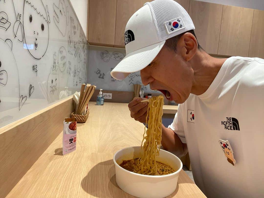 ジヌションのインスタグラム：「🥢 오늘은 치팅 데이」
