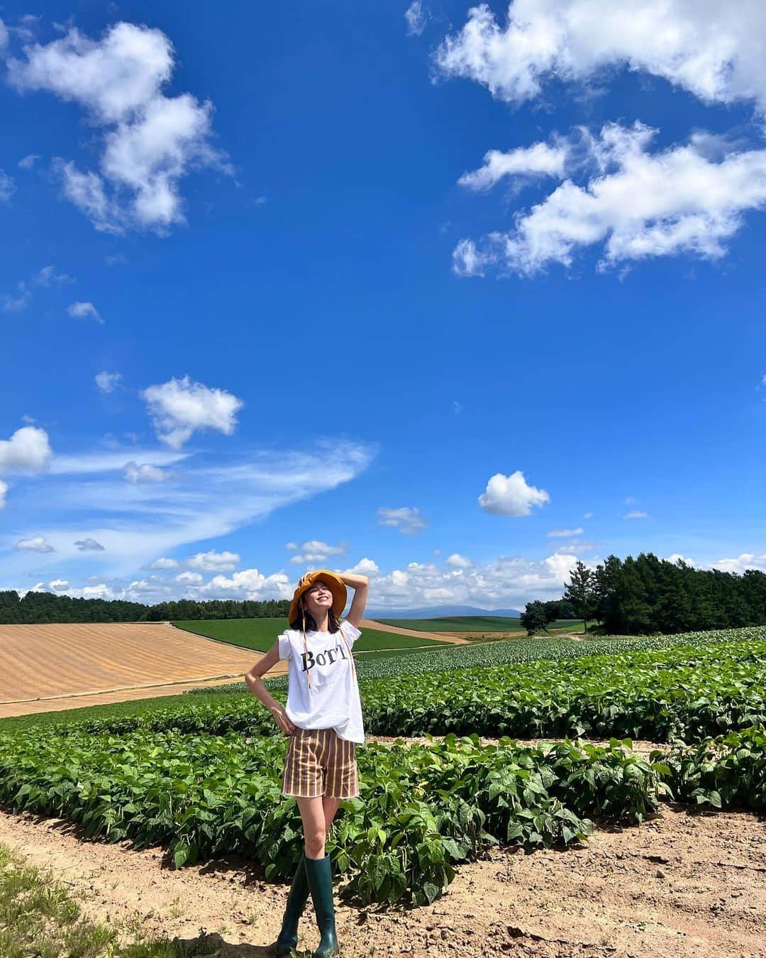 佐藤晴美のインスタグラム：「久しぶりの農tuber業で北海道へ👩‍🌾💖  日本の食を支える全国の農家のみなさんの 手仕事を間近で見ることができ、 その想いを聞ける貴重な経験にいつも感謝感謝で、楽しい！  まだまだ課題があるとお聞きし 私も勉強中ではありますが、 日本の農業の現状を知る事は 生きていく事を考える事でもあるのか？ と思ったりもします☺️  そしてなにより農家の皆さんの笑顔が 本当に印象的で毎回元気をもらう🫶 国産のものを意識して手に取りたくなった理由はそこと言っても過言ではないのかも❤️  今回は、北海道で行われたJA青年部の総会にも お邪魔しました🤝🙌  公開になったら、 またお知らせします」