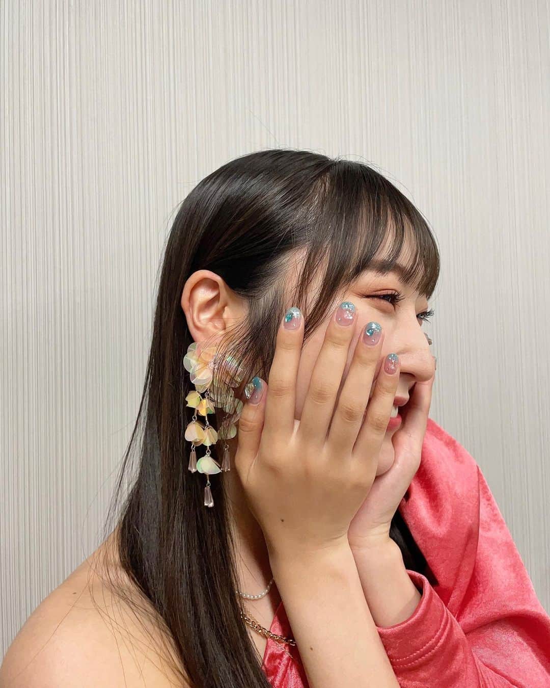 段原瑠々のインスタグラム：「💎  久しぶりのジェルネイル！ 夏だからキラキラにしちゃった〜    #juicejuice #段原瑠々 #キラキラネイル」