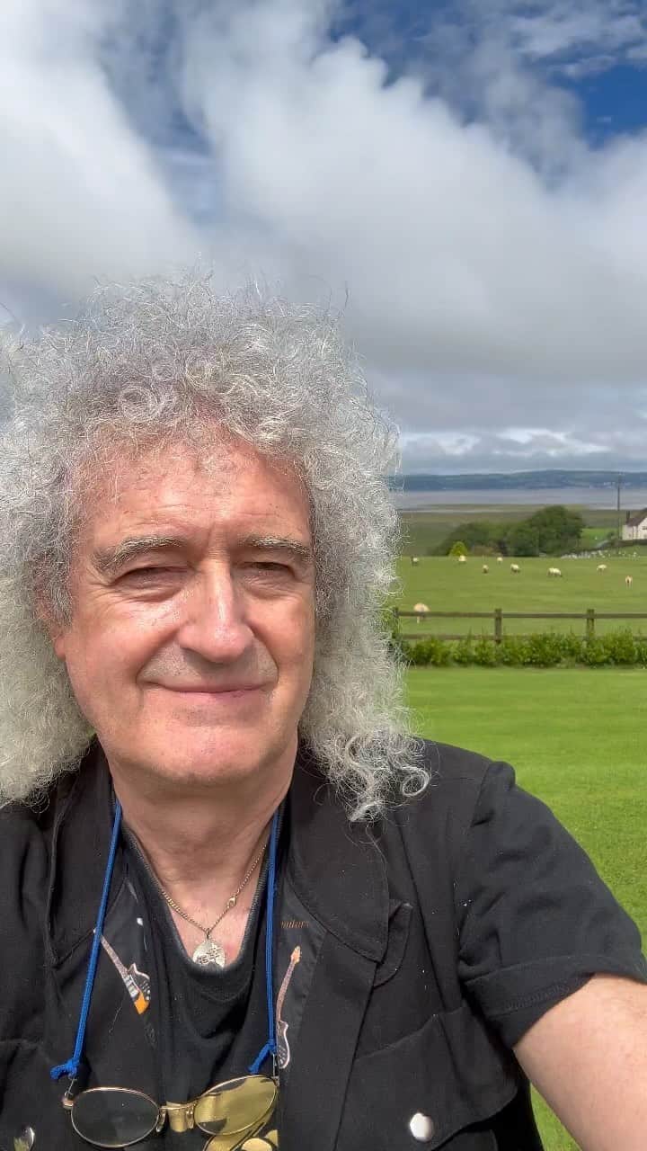 ブライアン・メイのインスタグラム：「The reason we are here …. On the search for TRUTH in the fight against bovine TB in cattle.  One correction - to date almost a QUARTER of a million British badgers have been killed.  And now back to making this documentary - today we are filming us speaking on camera with the farmer about his journey.  Bri」