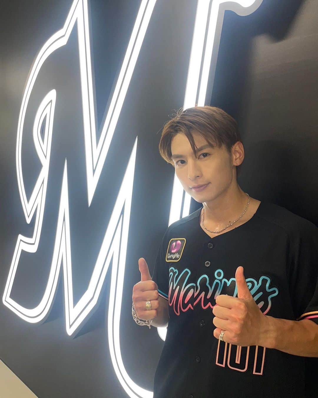 小見山直人 のインスタグラム：「本日BLACK SUMMER WEEKありがとうございました👏✨ 試合前にパフォーマンスさせていただきました👏✨ ZOZOMARINE STUDIUMでパフォーマンスができるなんて本当に幸せな時間でした🥹✨ 見てくださった方ありがとうございました🥹👏✨  グランドに立つことができたし友祐とちょっとキャッチボールもしたしまた野球がしたくなったなー🥹  今日は幸せでした😊😊」