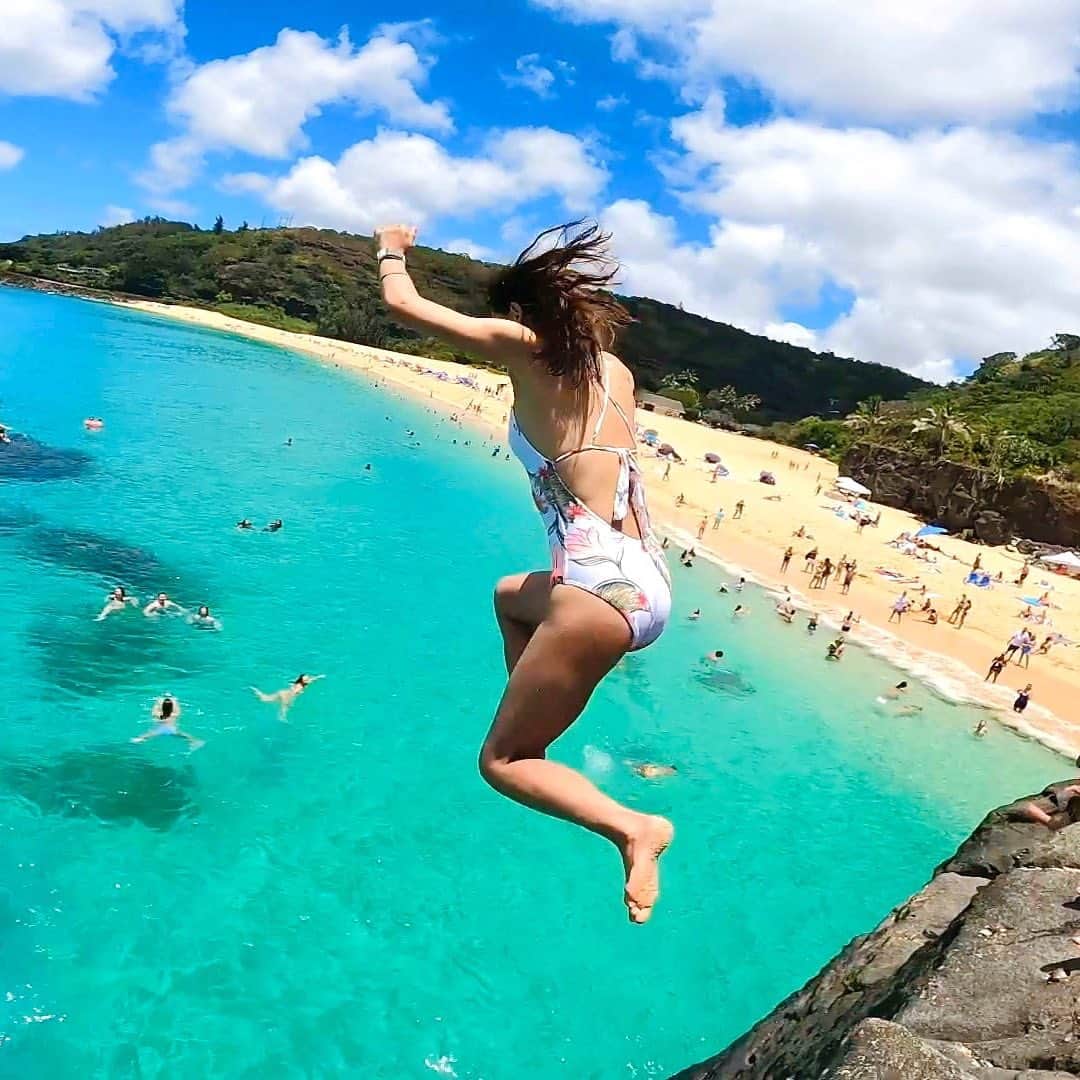 野沢和香のインスタグラム：「もうすぐお盆ですねえ🍉😀 毎日暑いですが☀️皆さんお休みもとれてますか？  去年末から大切にするようになったのは「休む」という事。 以前の私は、頑張るのは得意だけど止まるのが苦手でした。  誰に言われた訳でもないのに、 止まったら怠けているような気がしたり、 置いていかれる様な気がしたり… 休みながらも休み明けの事を心配したりw ギリギリまで頑張らないと自分で自分を認めなられない症候群🙃 今思えば自分に休む許可を与えられてなかったように思います。  なぜならスローダウンする事って少しの怖さを伴うものだ思うから。  だけど、いくら頑張っても、人生を楽しむ時間がないと本末転倒ですよね😇 いくら成功しても、自分の成長を喜ぶ時間がないと意味がない。  時間は有限という事に気づいたら、休む時は思い切り休んでみよう！と決めました。  生きてる間にしかできないことが沢山あります。 楽しむこと 笑うこと 感動すること 体を動かすこと 歌うこと 誰かと繋がりを感じること 誰かを大切にすること 誰かを愛すること  心が満足する時間をもつ事が、何より大事だと思うのです。  休むことは決して後退ではなくて、むしろ、進むための準備期間でもある。新たなエネルギーが湧いてくる✨  そんなことに気づいたら、最初は頑張って休むw感じだった私も今はとても楽しみになりました。  働いた分だけ、立ち止まって自分を楽しませてあげる時間をもつ事で、 より人生が豊かになりました✨🙌 もちろん頑張るとのバランスが大事だと思うけど♪😙  皆さんは最近、自分を楽しませてあげることしてる？🫶  #マインドフルネス　#セルフラブ　#ハワイ　＃ハワイ旅行 #selflove #wellnesstips #mindfulness  #hawaiitrip」