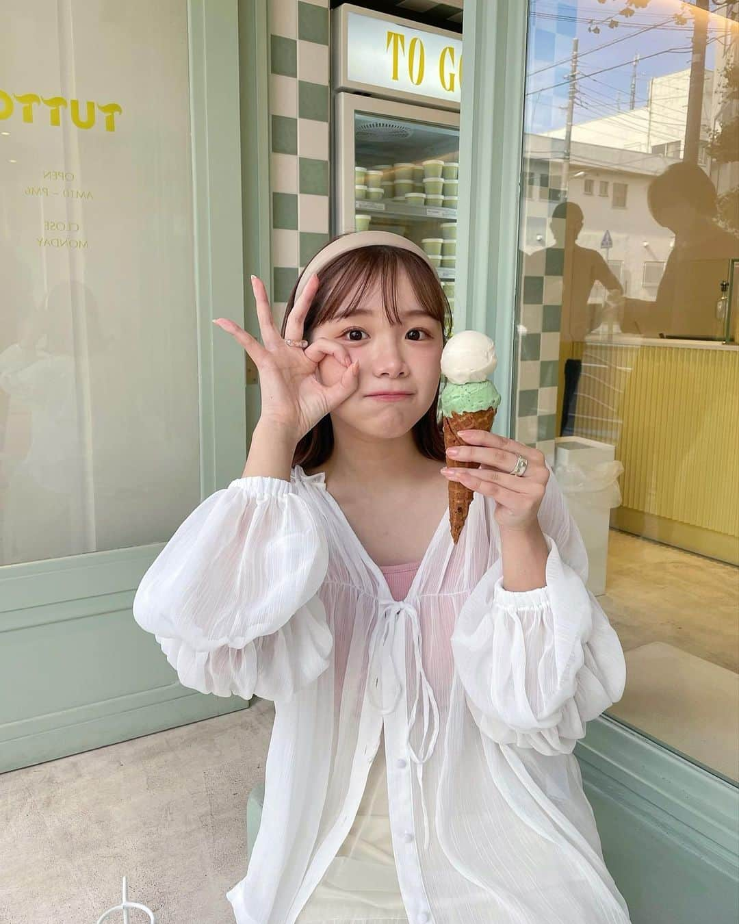 きりまるのインスタグラム：「こんな角度のアイス 見たことないんよ。🍨の日です 🥴 （ 何枚目にあるか 見つけてみてえ ^_^ ）  暑い日にアイス食べたけん 一瞬で溶けて えぐい角度なって この日ほんとに笑い転げたwwwww  外でおしゃアイスは もうすこし涼しくなってからまた リベンジしよう、ももた 🍑👶🏻  あーほんと この日おなか痛いほど笑ったwwww .」