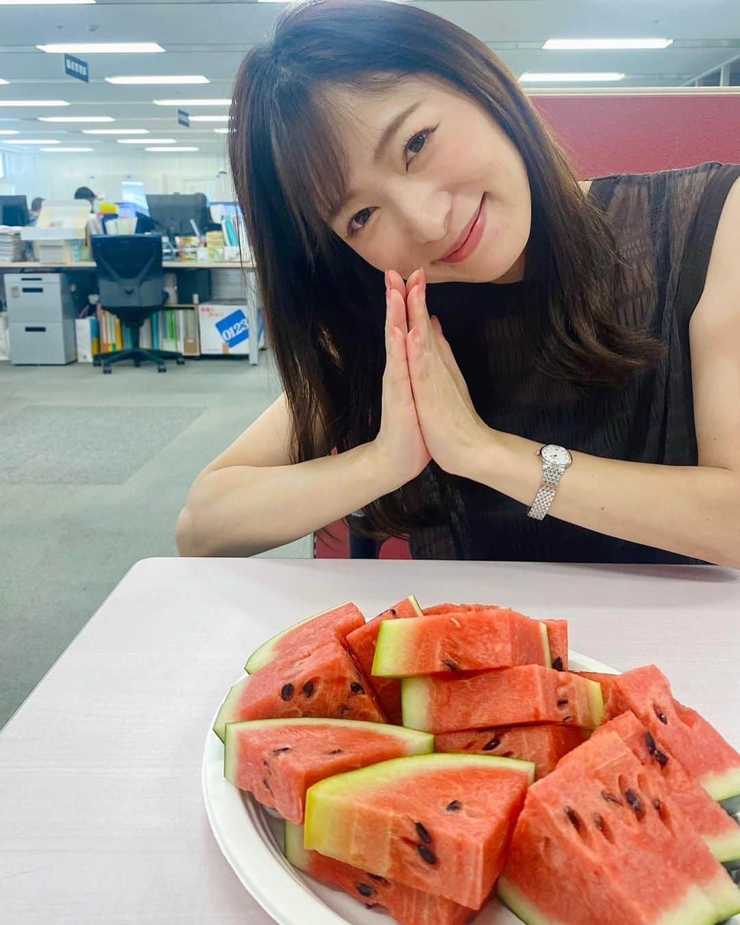 速水里彩のインスタグラム：「夏だーーーっ🍉😆  なっちゃんママが初めて育てたスイカ🍉 すごく甘くてみずみずしくてとっても美味しかった〜🥹✨ お裾分けありがとう！  わたしのスイカは良い感じに育ってたのに... また！！！やられた😡 どこのどいつだ！！！今度はカラスか！！！😡🐦‍⬛ 悔しくてネットと柵を立てました！  #スイカ #夏だね #🍉 #スイッチファーム #東海テレビスイッチ #森夏美 アナ #ママありがとう #速水里彩」