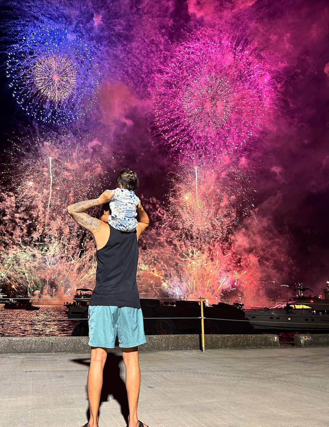 EMIさんのインスタグラム写真 - (EMIInstagram)「みなとみらいの花火大会 に行ってきたよ🎆✨✨  特等席に招待してくれた @kazumi_ripple ❤️❤️  タクトは初めての花火に大興奮‼️ マナトは花火より お友だちと遊ぶのに必死‼笑  最高な夏の思い出になりました🌻  #fireworks #family #summer #yokohama #fashion #myson #memories #花火大会 #みなとみらい #絶景 #家族 #息子 #ファッション #夜景」8月2日 21時50分 - emi.i.0626