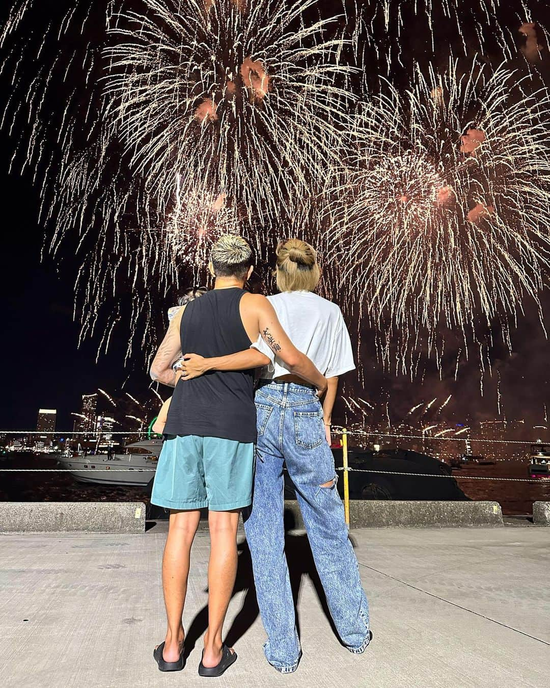 EMIのインスタグラム：「みなとみらいの花火大会 に行ってきたよ🎆✨✨  特等席に招待してくれた @kazumi_ripple ❤️❤️  タクトは初めての花火に大興奮‼️ マナトは花火より お友だちと遊ぶのに必死‼笑  最高な夏の思い出になりました🌻  #fireworks #family #summer #yokohama #fashion #myson #memories #花火大会 #みなとみらい #絶景 #家族 #息子 #ファッション #夜景」