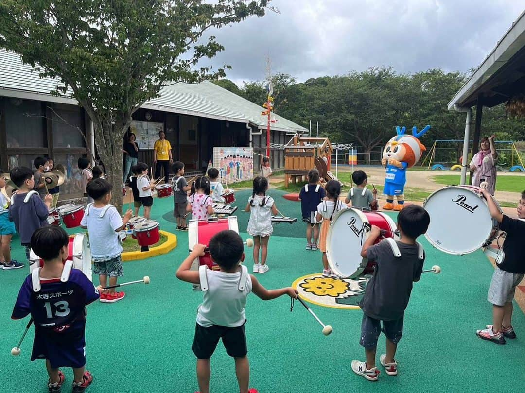 ヴィヴィくんさんのインスタグラム写真 - (ヴィヴィくんInstagram)「マーチングバンドのえんそうでおでむかえしてくれたほしか保育園のおともだちのみんな🐥🎶 とってもじょうずでかっこよかったぁ～☺️✨  おたんじょうびかいにもさんかさせていただきましたよ🌟🦌🎂🎶 おともだちのみんな、おめでとうございますっ＼(^o^)／  (ちゃっかりぼくもおいわいしてもらっちゃいました✌️)  #vvaren #vファーレン #vファーレン長崎 #長崎 #ヴィヴィくん #松浦市 #8がつ13にちは広島へおでかけします🐻🐻🎀🐥💕サンチェさん、フレッチェさんにあえるのたのしみだなぁ✨」8月2日 21時59分 - vivikun_vvn