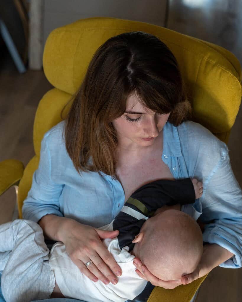 unicefさんのインスタグラム写真 - (unicefInstagram)「Breastfeeding can be difficult at the best of times. But what about during a war?  For Yevheniya, a young mother in Ukraine, breastfeeding baby Yehor became a comforting ritual.  Each time a siren sounded, Yevheniya wrapped up her son and ran to the basement where she breastfed him.  "While holding him in my hands during shelling, I was always scared and thought just about what could happen to him," she says. “The only thought that made me rejoice was that I at least have an opportunity to feed him.”  UNICEF supports mothers and health workers in emergencies across the world with information and training on breastfeeding.  #WorldBreastfeedingWeek   © UNICEF/Filippov」8月2日 22時00分 - unicef