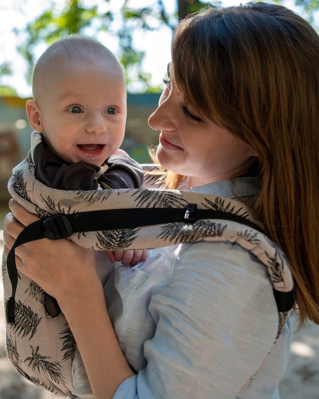 unicefのインスタグラム：「Breastfeeding can be difficult at the best of times. But what about during a war?  For Yevheniya, a young mother in Ukraine, breastfeeding baby Yehor became a comforting ritual.  Each time a siren sounded, Yevheniya wrapped up her son and ran to the basement where she breastfed him.  "While holding him in my hands during shelling, I was always scared and thought just about what could happen to him," she says. “The only thought that made me rejoice was that I at least have an opportunity to feed him.”  UNICEF supports mothers and health workers in emergencies across the world with information and training on breastfeeding.  #WorldBreastfeedingWeek   © UNICEF/Filippov」