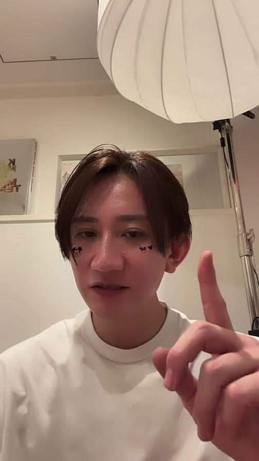 前原穂高のインスタグラム：「#美容室Violet #艶感 #くびれ #外ハネ #コテ風パーマ #韓国ヘアー #髪質改善トリートメント #ヨシンモリ #外ハネパーマ #くびれセミディ #ウルフ #寒色系カラー #ふわミディ #シースルーバング #小顔カット #大人可愛い #ハイライト #前髪カット #斜めバング #かきあげバング #ほだかっと #ほだからー #前原穂高」