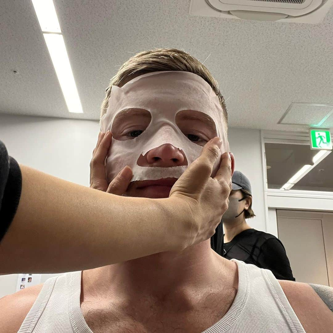 アダム・ピーティさんのインスタグラム写真 - (アダム・ピーティInstagram)「A quick trip to Japan and back with @speedo ✈️ (the only time I’ve been in a warmup pool fully clothed)  I’m so grateful to have all this support and love that’s shown in so many ways. It was amazing to see the World Championships on the last night and honestly it made me sad that I wasn’t there competing but equally I felt excited and hungry for the season ahead.   Personally, I’m so happy to say that I’ve had some great space the last few months. The conversations, the people, the vision, the clarity, the plan, the joy and the love feel like they’re all aligning and I’ve worked very hard on myself. As is life, we will still be tested, I encourage that challenge as it promotes growth and perspective. I will continue to give my best every single day and never waste a moment 🙏🏼✝️  “The pain you’ve been feeling, can’t compare to the joy that is coming”  Romans 8:18」8月2日 21時53分 - adam_peaty