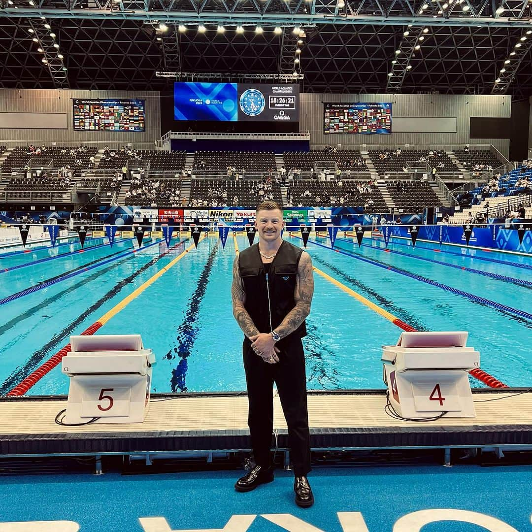 アダム・ピーティさんのインスタグラム写真 - (アダム・ピーティInstagram)「A quick trip to Japan and back with @speedo ✈️ (the only time I’ve been in a warmup pool fully clothed)  I’m so grateful to have all this support and love that’s shown in so many ways. It was amazing to see the World Championships on the last night and honestly it made me sad that I wasn’t there competing but equally I felt excited and hungry for the season ahead.   Personally, I’m so happy to say that I’ve had some great space the last few months. The conversations, the people, the vision, the clarity, the plan, the joy and the love feel like they’re all aligning and I’ve worked very hard on myself. As is life, we will still be tested, I encourage that challenge as it promotes growth and perspective. I will continue to give my best every single day and never waste a moment 🙏🏼✝️  “The pain you’ve been feeling, can’t compare to the joy that is coming”  Romans 8:18」8月2日 21時53分 - adam_peaty