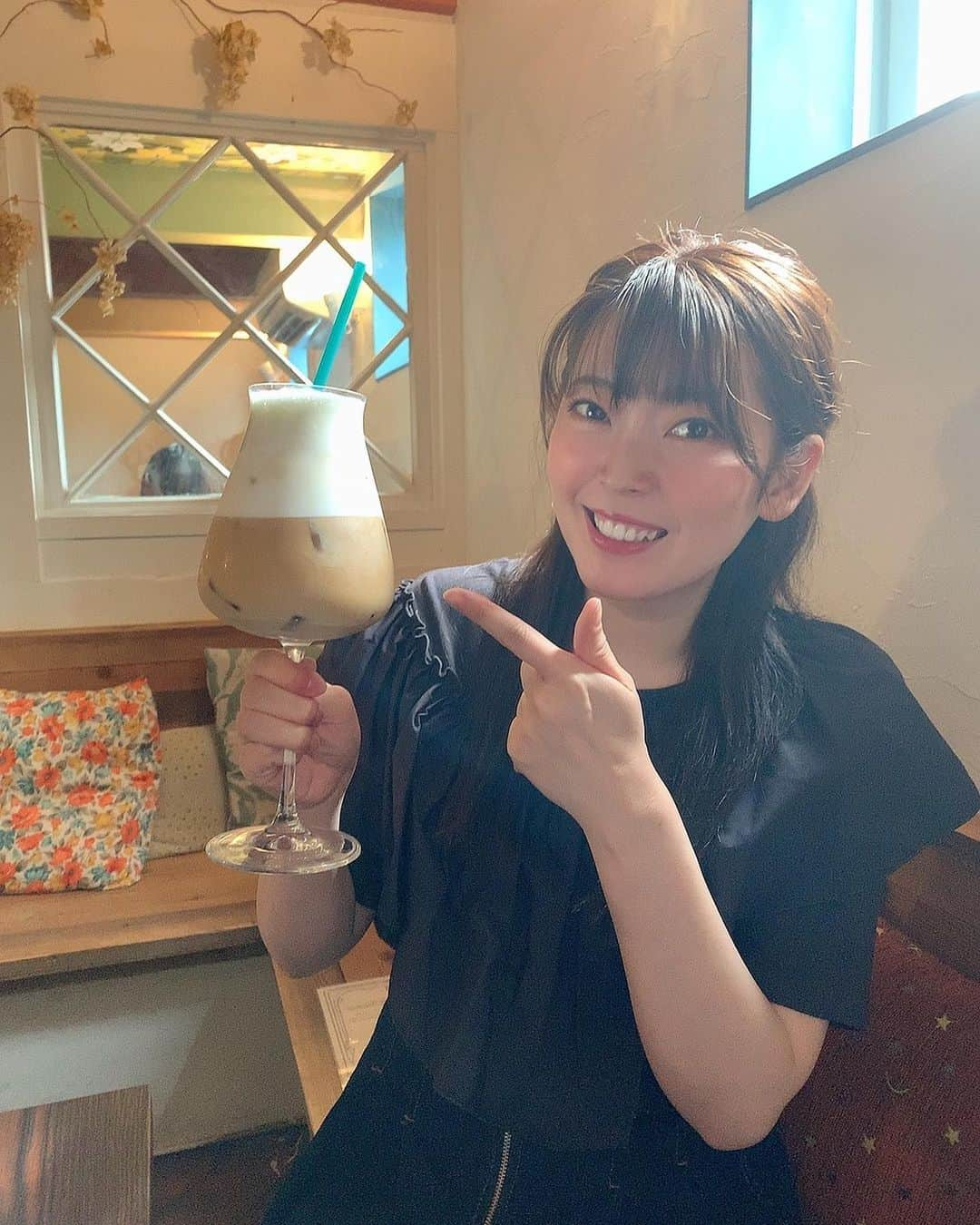 松本ルナのインスタグラム：「お久しぶりだー！！！☀️  8月だー！！！🌈✨  この間カフェに行って カフェラテ注文したら おしゃれすぎるグラスで出てきて ビックリしたよ😳！！  ストローささってなかったら 私はきっと、そのまま飲んでいて 皆をビックリさせた事でしょう😂  2枚目は謎の臨場感。  3枚目は息を止めて必死で撮った写真。  皆さん毎日暑いけど、 明日からも程よく自分らしく お仕事に家事に学校に 乗り越えようね😎💪🩷  #勝手に奈良観光大使  #奈良カフェ #奈良 #夏 #おしゃれカフェ」