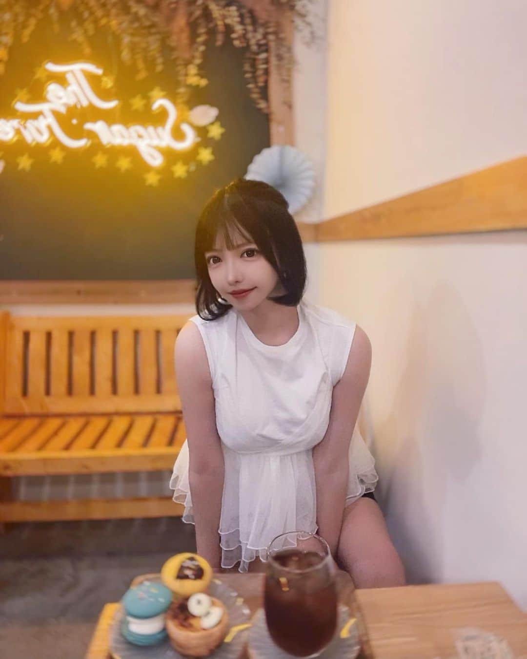 のインスタグラム：「@eimyistoire_official きゃわいいフリフリ🩷  ・ ・ #eimyistoire #エイミーストア#ファッションコーデ#コーディネート#可愛いコーデ#自撮り#セルフィー#黒髪女子 #黒髪ボブ #トップス#きょコ #インフルエンサー#夏コーデ#ルミネエスト新宿#カフェ巡り#カフェ#マカロン」