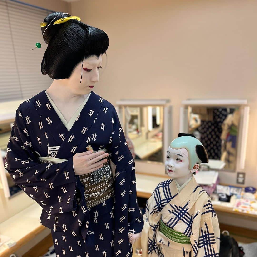 中村米吉さんのインスタグラム写真 - (中村米吉Instagram)「🌻第7回 研の會🌻 『夏祭浪花鑑』 團七女房 お梶 第二回 お軽勘平 以来 7年ぶりのケンケンとの夫婦👫 半手拭は旦那様の手拭いです！  『京鹿子娘道成寺』能力 研の會Verの“舞尽くし”😏  そして可愛すぎる我が子 市松の羽鳥嘉人くん👦 お父様はいつもお世話になっている尾上菊之丞お師匠さんです✨  明日まで！精一杯勤めます！  #浅草公会堂 #研の會 #夏祭浪花鑑 #京鹿子娘道成寺 #尾上右近  @ukon_onoe.eiju_dayu.kenx2  #羽鳥嘉人 くん #歌舞伎 #KABUKI  #女形 #中村米吉」8月2日 21時53分 - yonekichi.rice_lucky