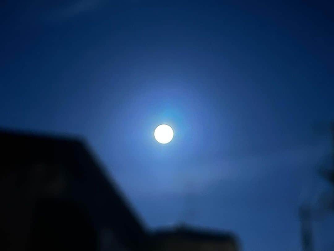原日出子のインスタグラム：「今夜は 満月🌕 スタージョンムーンですって✨ 綺麗😍  #満月 #浄化のパワー #月光浴 #お月様 #癒しの光」