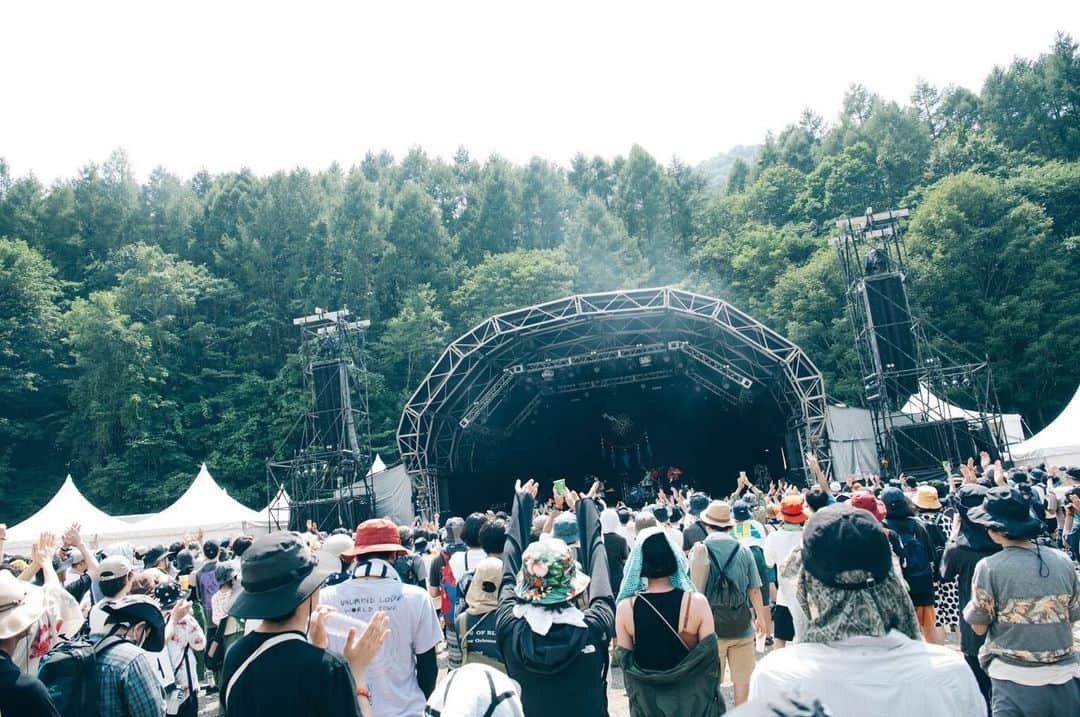 新井和輝さんのインスタグラム写真 - (新井和輝Instagram)「thx !!!!! 🙋‍♂️🙋🙋‍♂️🙋  #君島大空合奏形態  #fujirock2023  photo @kanatarumi」8月2日 21時55分 - kazukiarai_