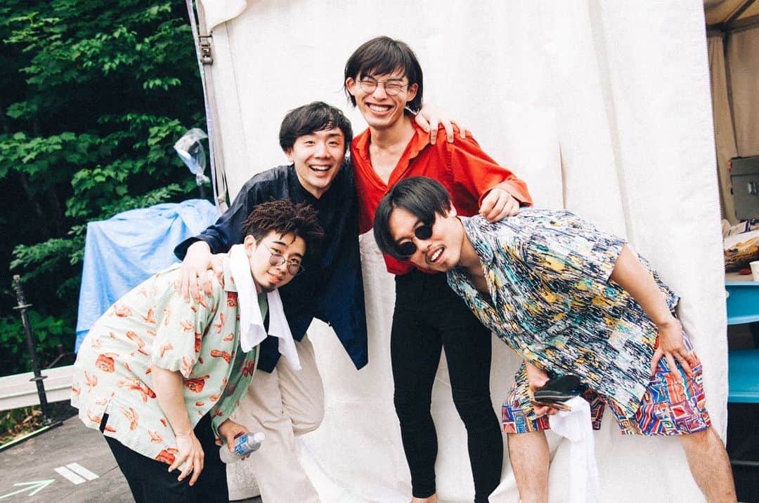 新井和輝さんのインスタグラム写真 - (新井和輝Instagram)「thx !!!!! 🙋‍♂️🙋🙋‍♂️🙋  #君島大空合奏形態  #fujirock2023  photo @kanatarumi」8月2日 21時55分 - kazukiarai_