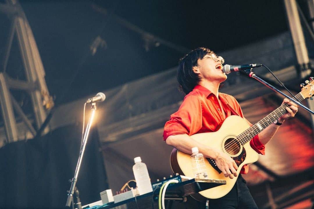 新井和輝さんのインスタグラム写真 - (新井和輝Instagram)「thx !!!!! 🙋‍♂️🙋🙋‍♂️🙋  #君島大空合奏形態  #fujirock2023  photo @kanatarumi」8月2日 21時55分 - kazukiarai_