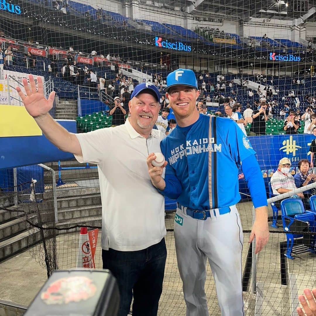 北海道日本ハムファイターズのインスタグラム：「来日初勝利❗️ #firstnpbwin  #スクランブル登板 #マーベル #お父さんと記念撮影 #新時代 #lovefighters」