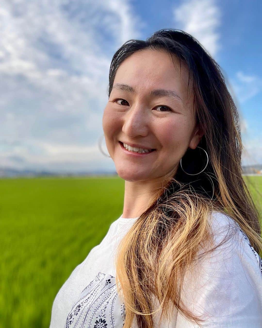 小野祐佳のインスタグラム：「Let’s go 33 🩵 Not only I got wrinkles and freckles but also being wiser and fearless 🦁」