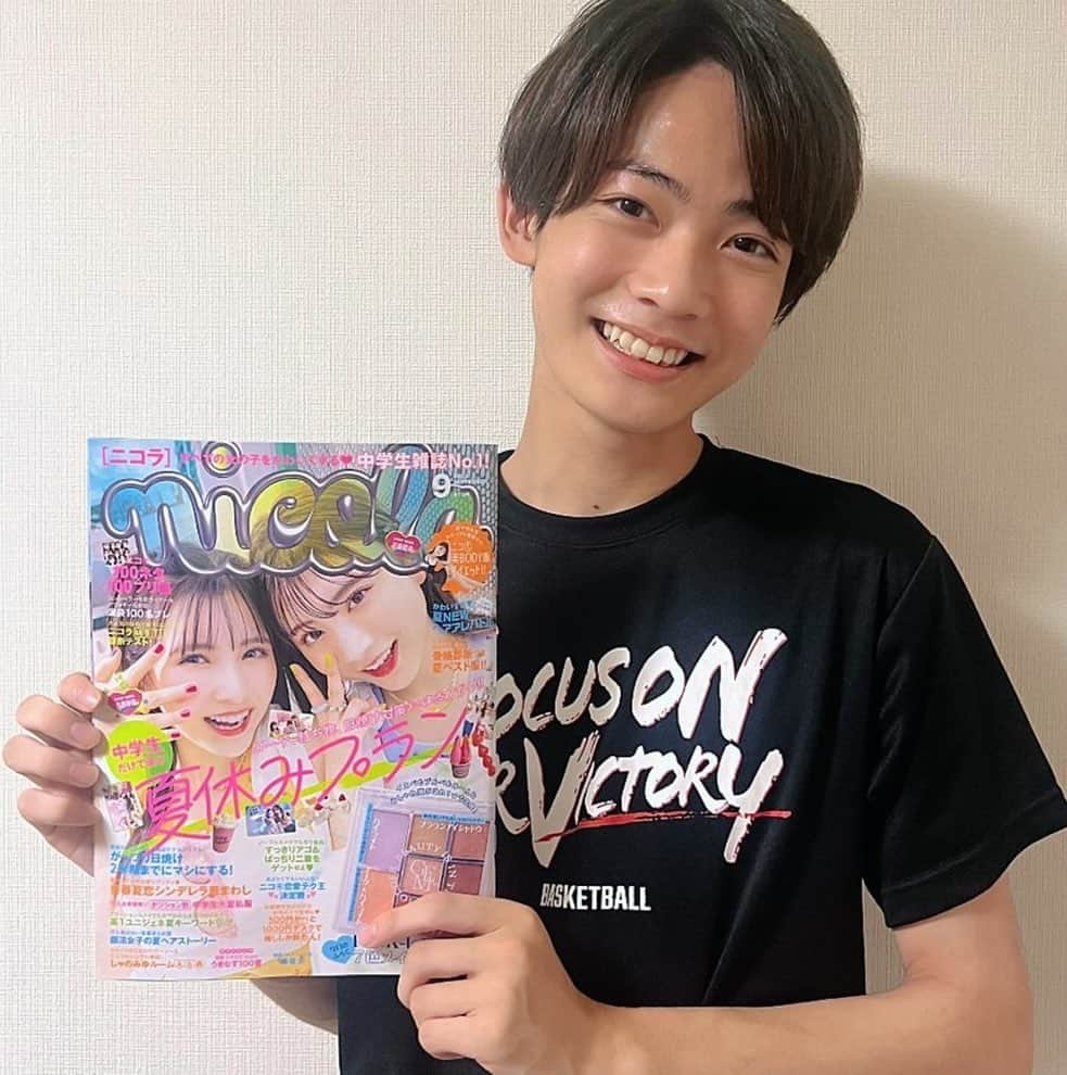 内田蓮のインスタグラム：「ニコラ9月号発売中！！ 夏らしいニコラになってます🏝️ 胸キュンの２つの企画にでてるのでみてもらえたら嬉しいです！ 新メンモのみんなとも仲良く撮影できました〜  #内田蓮 #ニコラ #nicola #ニコラメンズモデル #メンモ #メンズモデル #ニコラ9月号 #夏企画 #海 #胸キュン」