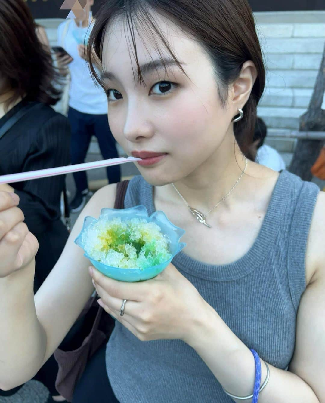 平野沙羅さんのインスタグラム写真 - (平野沙羅Instagram)「隅田川花火大会🫧  暑い中食べるかき氷 一番の幸せタイムでした  私のお気に入りの6枚目の写真 珠琳に中学生みたいな加工っていわれたけどね🫠  たくさん歩いたけど楽しかった ありがとう @jurin_kumashiro  #隅田川花火大会 #花火大会」8月2日 21時58分 - sara_hirano