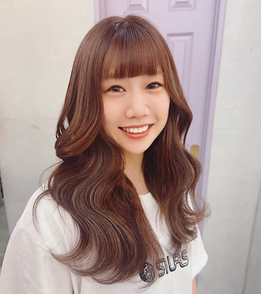 のインスタグラム：「さり気なハイライト入れた✌︎ 前髪もさっっぱりした！！！  すっぴんやけど撮ってもらった  ひなちゃんありがとぉ〜🥺  @hina_arrange  @eclat_hairmake」