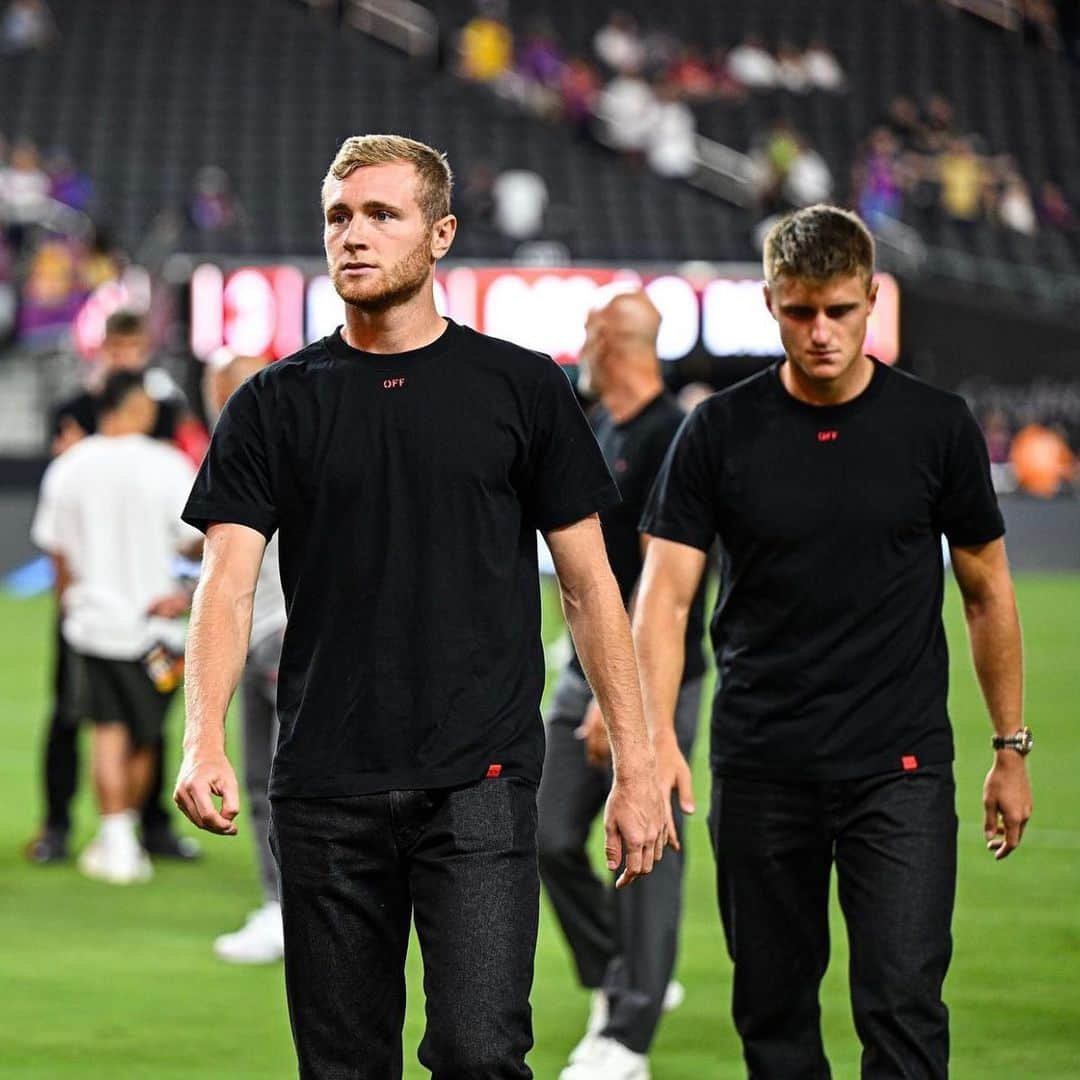 OFF-WHITE C/O VIRGIL ABLOHさんのインスタグラム写真 - (OFF-WHITE C/O VIRGIL ABLOHInstagram)「[found images] last night @acmilan players wore Off-White™ customized looks before the match vs Barcelona at the Allegiant Stadium in Las Vegas, Nevada」8月2日 22時03分 - off____white