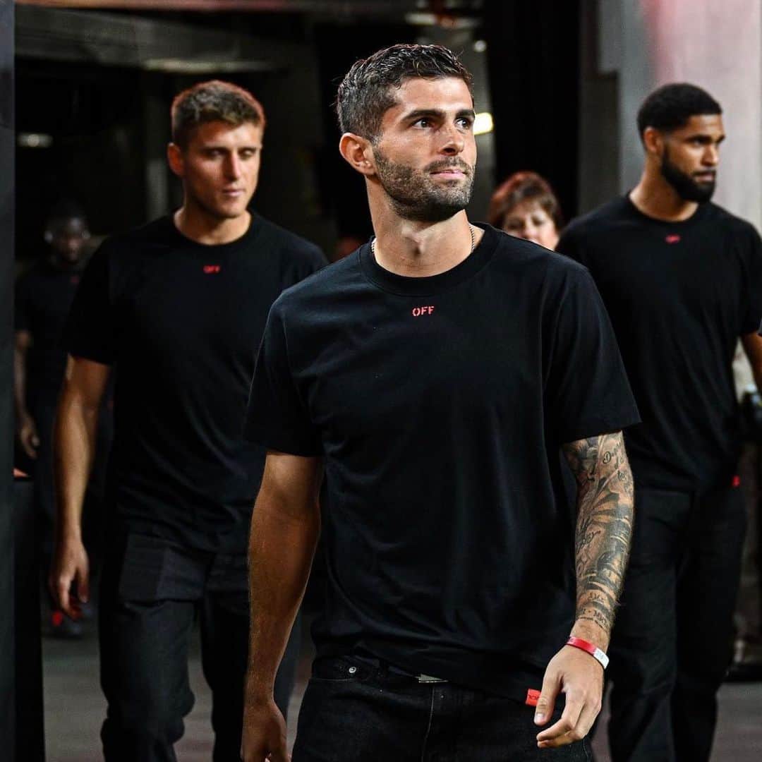 OFF-WHITE C/O VIRGIL ABLOHのインスタグラム：「[found images] last night @acmilan players wore Off-White™ customized looks before the match vs Barcelona at the Allegiant Stadium in Las Vegas, Nevada」